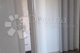 Prostrani stan s 4 sobe i 2 terase u Puli – 2200 €/m²!, Pula, Apartamento