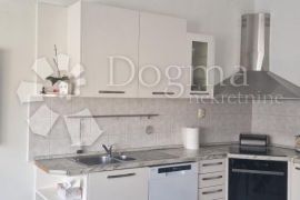 Prostrani stan s 4 sobe i 2 terase u Puli – 2200 €/m²!, Pula, Flat