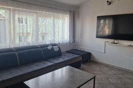 Prostrani stan s 4 sobe i 2 terase u Puli – 2200 €/m²!, Pula, Flat