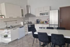 Prostrani stan s 4 sobe i 2 terase u Puli – 2200 €/m²!, Pula, Flat