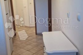 Prostrani stan s 4 sobe i 2 terase u Puli – 2200 €/m²!, Pula, Appartamento