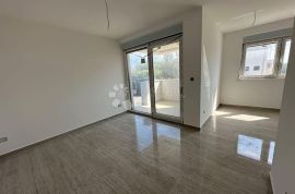 Novi i moderan apartman s vrtom i terasom, Vir, Apartamento