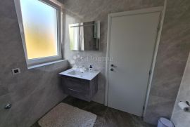 Dramalj, apartmanska kuća 200 m od mora, Crikvenica, Casa