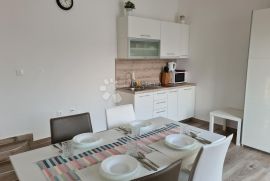 Dramalj, apartmanska kuća 200 m od mora, Crikvenica, Casa