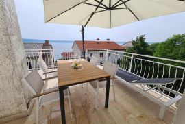 Dramalj, apartmanska kuća 200 m od mora, Crikvenica, Casa