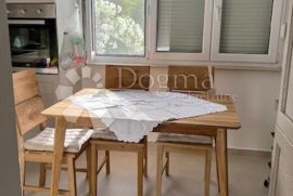 VERUDA – komforan, renoviran stan u zgradi s vrtom, Pula, Appartment