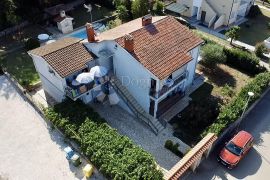 KUĆA SA 5 APARTMANA I BAZENOM BLIZU POREČA, Poreč, Casa