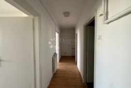 Prodaja stana-centar SESVETA  2SKL+balkon, Zagreb, Appartamento