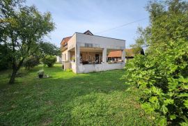 Novouređena velika kuća sa pomoćnim objektom i velikim dvorištem, Oroslavje, House