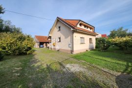 Novouređena velika kuća sa pomoćnim objektom i velikim dvorištem, Oroslavje, House