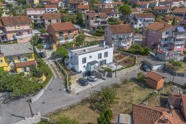 ZAMET KUĆA NOVOGRADNJA dvoetažan stan sa velikom garažom  i okućnicom od 523m2, Rijeka, Casa