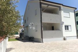 STAN U NOVOJ KUĆI  U VODICAMA    700 m OD MORA 108  M2, Vodice, Kвартира