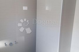 STAN U NOVOJ KUĆI  U VODICAMA    700 m OD MORA 108  M2, Vodice, Kвартира