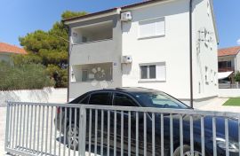 STAN U NOVOJ KUĆI  U VODICAMA    700 m OD MORA 109  M2, Vodice, Apartamento