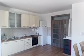 STAN U NOVOJ KUĆI  U VODICAMA    700 m OD MORA 109  M2, Vodice, Apartamento