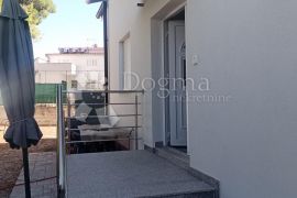 STAN U NOVOJ KUĆI  U VODICAMA    700 m OD MORA 109  M2, Vodice, Apartamento