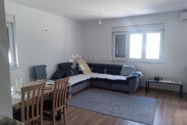 STAN U NOVOJ KUĆI  U VODICAMA    700 m OD MORA 109  M2, Vodice, Apartamento