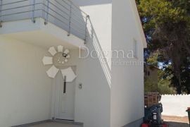 STAN U NOVOJ KUĆI  U VODICAMA    700 m OD MORA 109  M2, Vodice, Apartamento