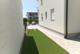 STAN U NOVOJ KUĆI  U VODICAMA    700 m OD MORA 109  M2, Vodice, Apartamento