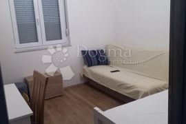 STAN U NOVOJ KUĆI  U VODICAMA    700 m OD MORA 109  M2, Vodice, Apartamento