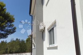 STAN U NOVOJ KUĆI  U VODICAMA    700 m OD MORA 109  M2, Vodice, Apartamento