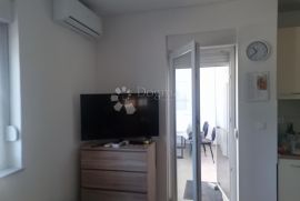 STAN U NOVOJ KUĆI  U VODICAMA    700 m OD MORA 109  M2, Vodice, Apartamento