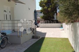 STAN U NOVOJ KUĆI  U VODICAMA    700 m OD MORA 109  M2, Vodice, Apartamento