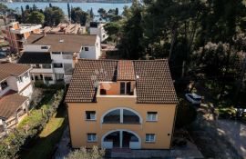 APARTMANSKA KUĆA U ROVINJU, 200 METARA OD MORA, Rovinj, Casa