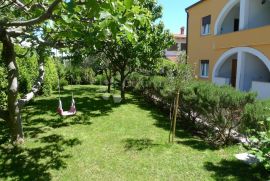 APARTMANSKA KUĆA U ROVINJU, 200 METARA OD MORA, Rovinj, Casa