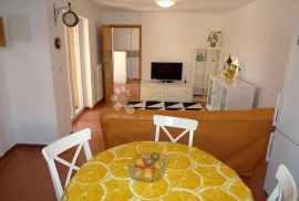 APARTMANSKA KUĆA U ROVINJU, 200 METARA OD MORA, Rovinj, Casa