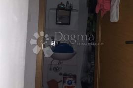 PRILIKA! STAN NA MIRNOJ LOKACIJI, Pula, Appartement