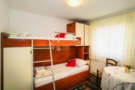 ROGOZNICA, kuća s tri apartmana i predivnim pogledom na more, Rogoznica, House