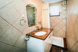 ROGOZNICA, kuća s tri apartmana i predivnim pogledom na more, Rogoznica, House