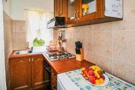 ROGOZNICA, kuća s tri apartmana i predivnim pogledom na more, Rogoznica, House