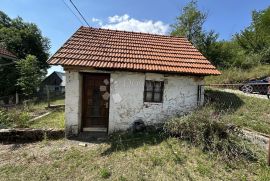 SEOSKO IMANJE S DVA POMOĆNA OBJEKTA I 3800M2 ZEMLJIŠTA, Gospić - Okolica, House