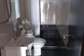 KUĆA S TRI APARTMANA UZ MORE, Karlobag, Casa