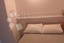 KUĆA S TRI APARTMANA UZ MORE, Karlobag, Casa