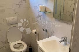 APARTMAN U PRIZEMLJU, 2S+DB,  SA OKUĆNICOM I PARKINGOM, Krk, Διαμέρισμα