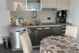 APARTMAN U PRIZEMLJU, 2S+DB,  SA OKUĆNICOM I PARKINGOM, Krk, Διαμέρισμα