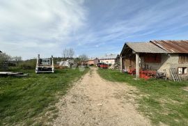 KUĆA,POMOĆNI OBJEKT I GRAĐ. PARCELA 3697M2 +POLJOPRIVREDNO, Gospić, House