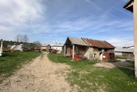 KUĆA,POMOĆNI OBJEKT I GRAĐ. PARCELA 3697M2 +POLJOPRIVREDNO, Gospić, House