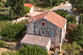 Tradicionalna primorska kuća sa velikom okućnicom na moru, Mali Lošinj, Kuća