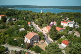 Tradicionalna primorska kuća sa velikom okućnicom na moru, Mali Lošinj, Kuća