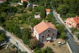 Tradicionalna primorska kuća sa velikom okućnicom na moru, Mali Lošinj, Kuća