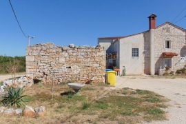 Obiteljska kuća u okolici Sv.Lovreča, Poreč, House