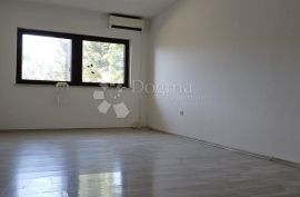 Stan 93m2 sa vrtom od 80m2, 700m od mora, Poreč, Daire