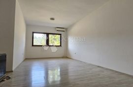 Stan 93m2 sa vrtom od 80m2, 700m od mora, Poreč, Daire