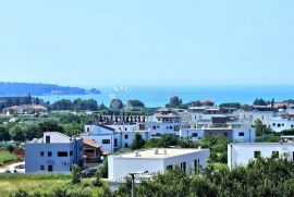 Jedinstven stan s pogledom na more u zgradi sa liftom, Novigrad, Apartamento