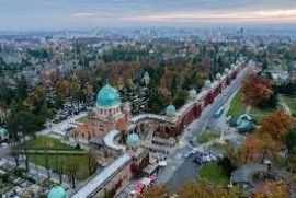 Grobno mjesto na Mirogoju, Zagreb, Γκαράζ