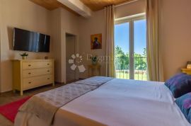 VILLA SA BAZENOM, WELLNESSOM I FITNESSOM NA RUBU SELA, Svetvinčenat, Kuća